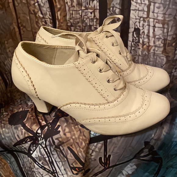 Shoes - GUC Lace Up Booties